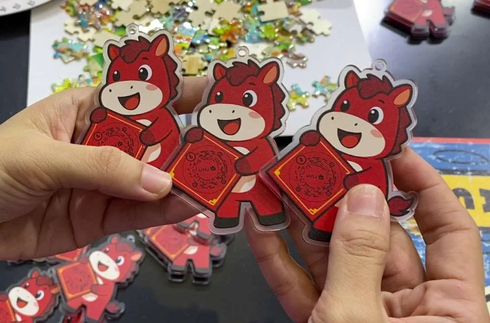 souvenir akrilik cetak uv media rigid custom karakter.jpeg