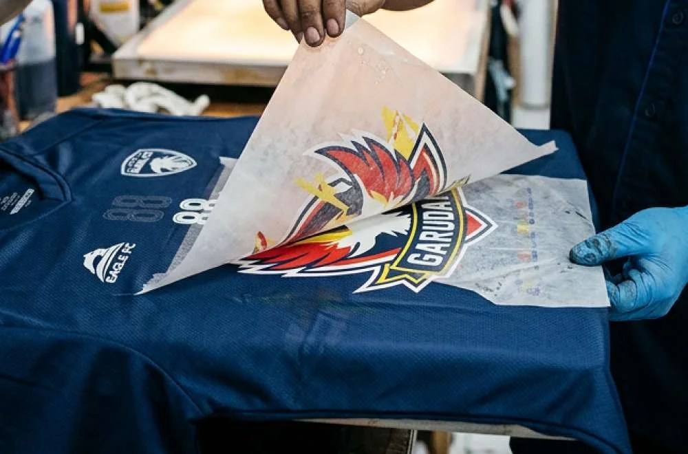 proses melepas kertas transfer sublimasi pada jersey.jpeg