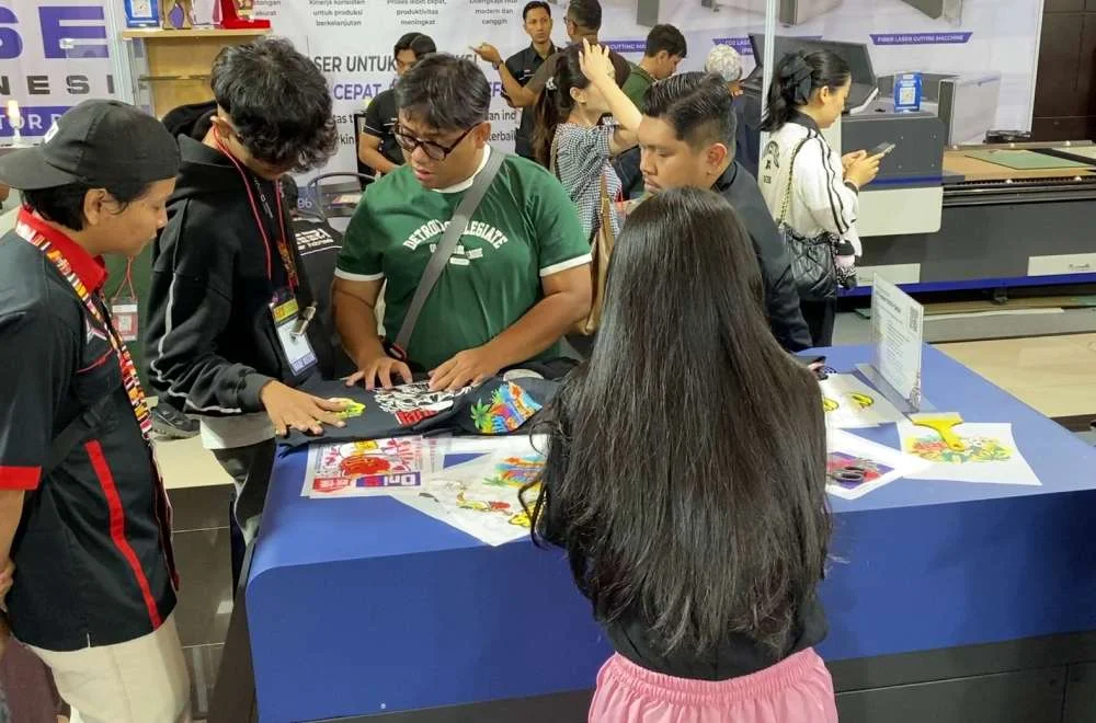 Tim Laysander berdiskusi dengan pengunjung mengenai solusi mesin printing, hasil cetak, dan kebutuhan produksi di Laysander Surabaya Printing Expo 2026.