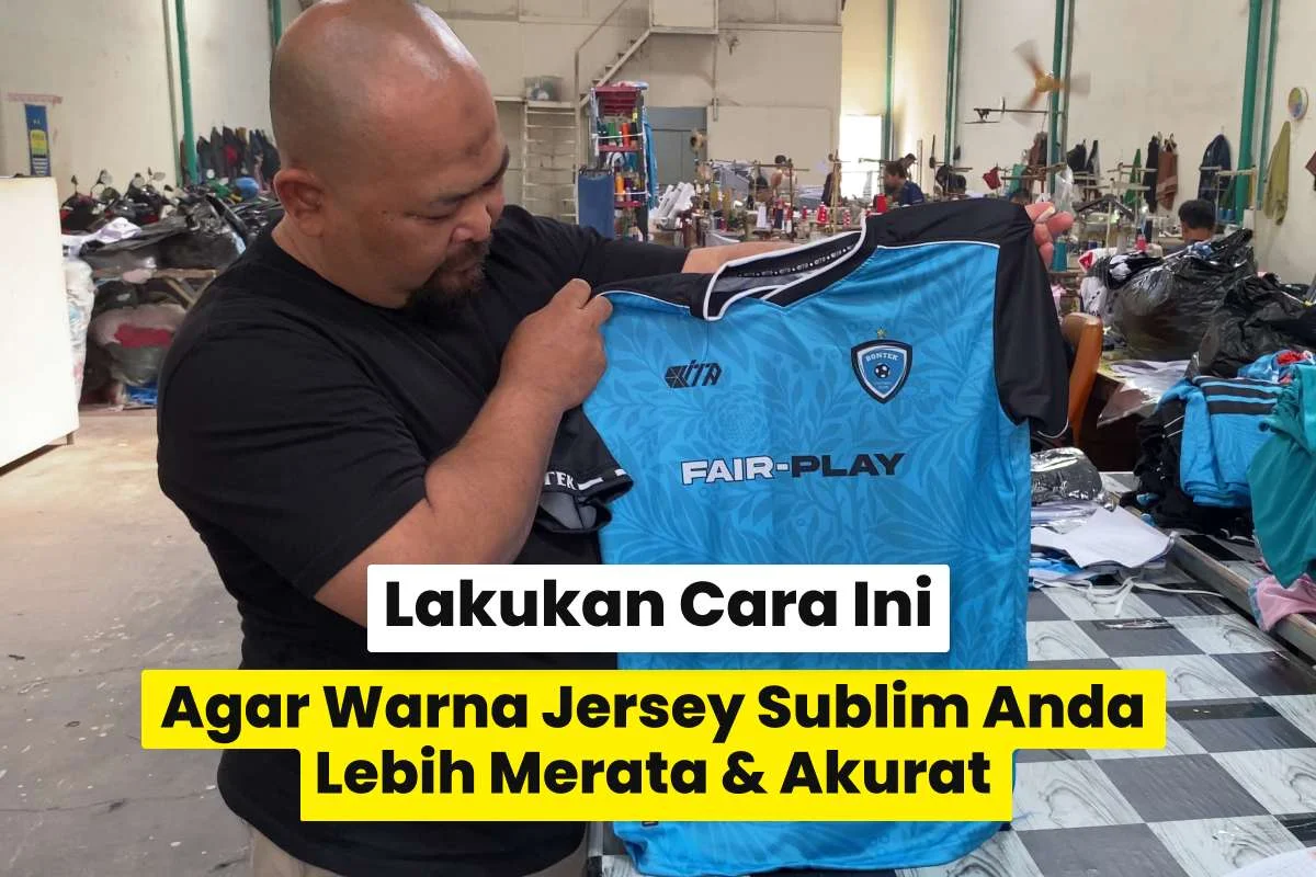 Seorang pekerja digital printing memeriksa jersey biru hasil sublimasi di workshop produksi untuk memastikan warna tidak belang atau hasil cetak jersey sublim tidak merata.