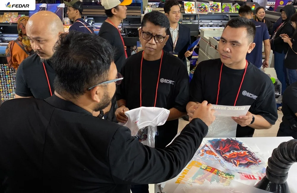 Pengunjung berdiskusi dengan tim pameran mengenai produk dan penawaran khusus mesin printing di Surabaya Printing Expo 2026.