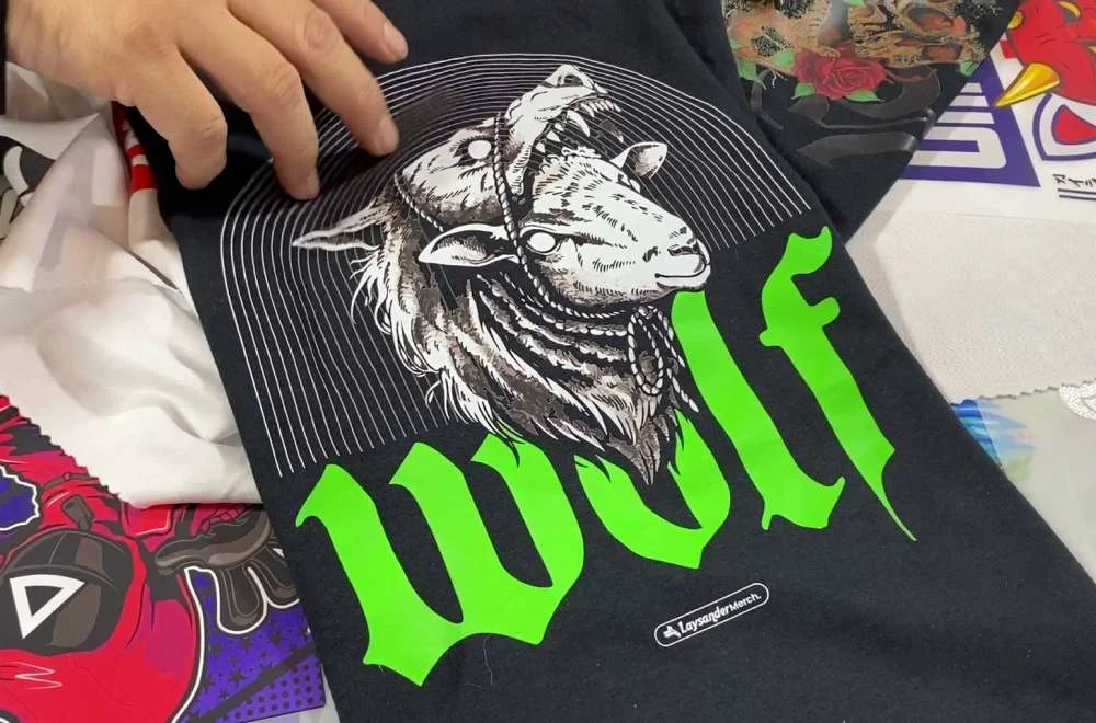 Contoh hasil cetak kaos custom dengan desain penuh warna yang dipamerkan di pameran Surabaya Printing Expo 2026 sebagai inspirasi bisnis apparel dan percetakan.