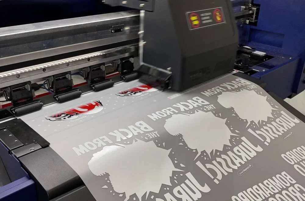 Printer DTF Fedar FD602-ORGB sedang mencetak desain transfer film dengan detail tajam dan warna presisi untuk kebutuhan produksi sablon custom.