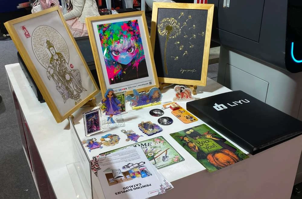 Beragam contoh hasil cetak kreatif berupa karya seni berbingkai dan merchandise yang dipamerkan di booth Laysander AllPrint Indonesia 2026