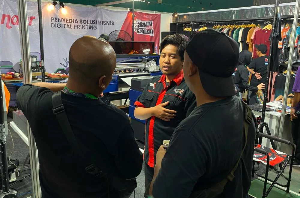 Tim Fedar memberikan konsultasi langsung kepada pengunjung mengenai solusi mesin digital printing dan peluang investasi usaha di area pameran.
