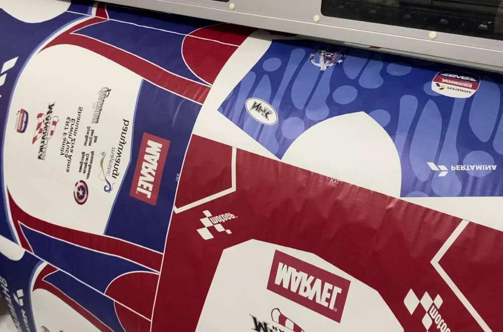 Hasil cetak desain jersey pada kertas sublim dari printer besar yang menunjukkan detail warna tajam sebagai contoh setting printer sublim untuk jersey dengan resolusi tinggi.