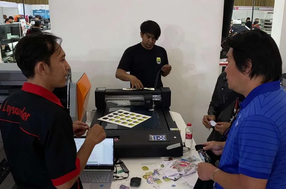 Pengunjung berkonsultasi dan melihat demo mesin cutting di kenduri sablon jogja 2026 untuk memaksimalkan investasi bisnis printing.