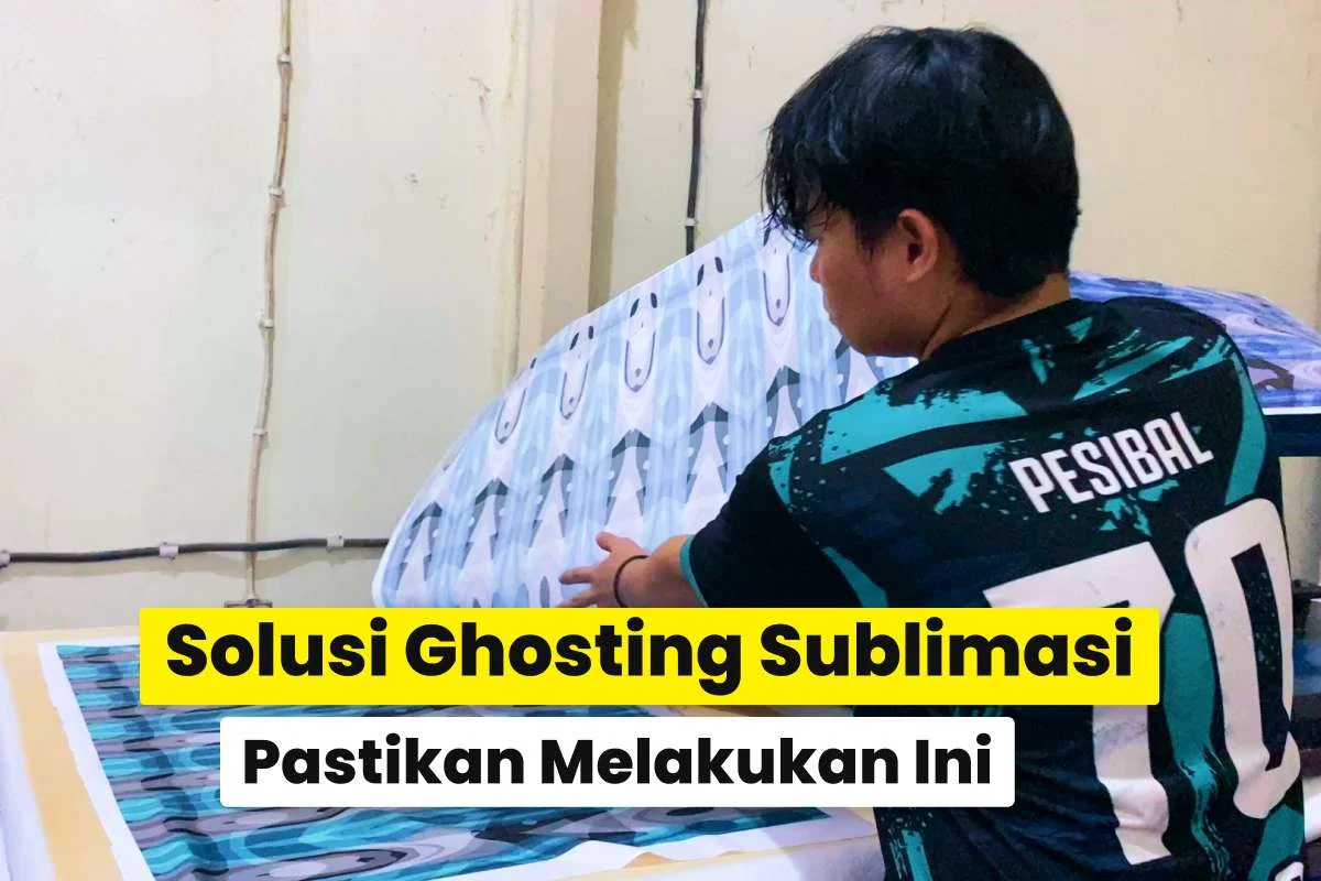 Operator sublimasi memegang kertas transfer jersey untuk menunjukkan solusi cara mengatasi ghosting sublimasi pada proses heat press.