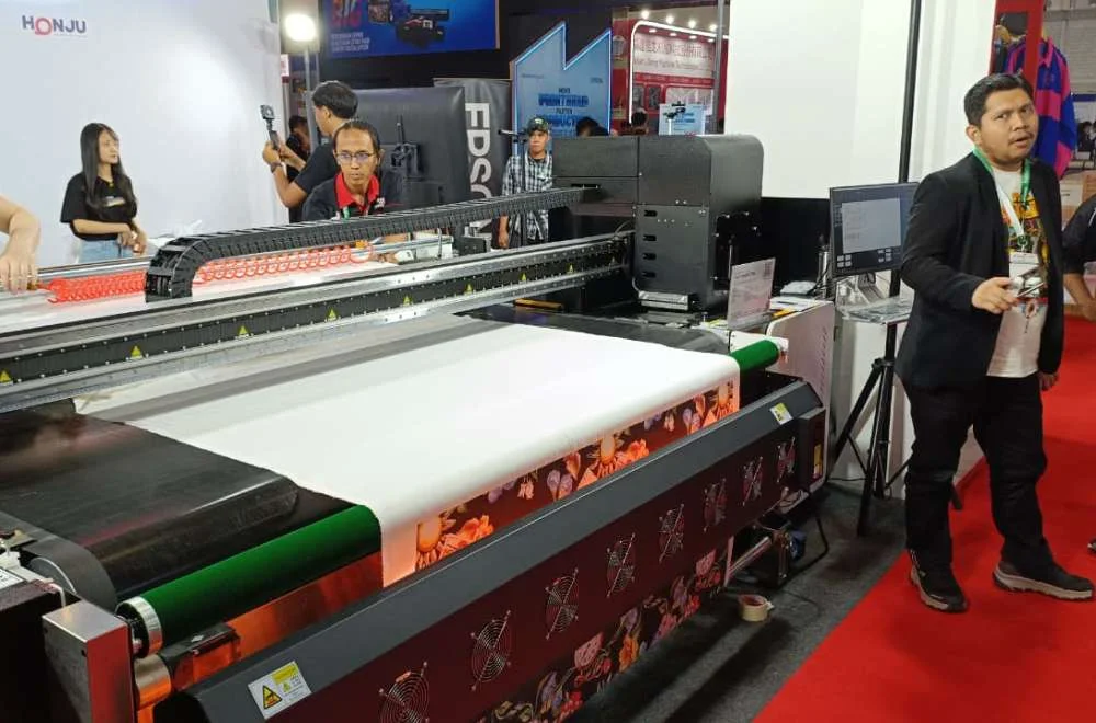 Mesin printing kain Laysander menampilkan hasil cetak motif tekstil di Indo Intertex 2026