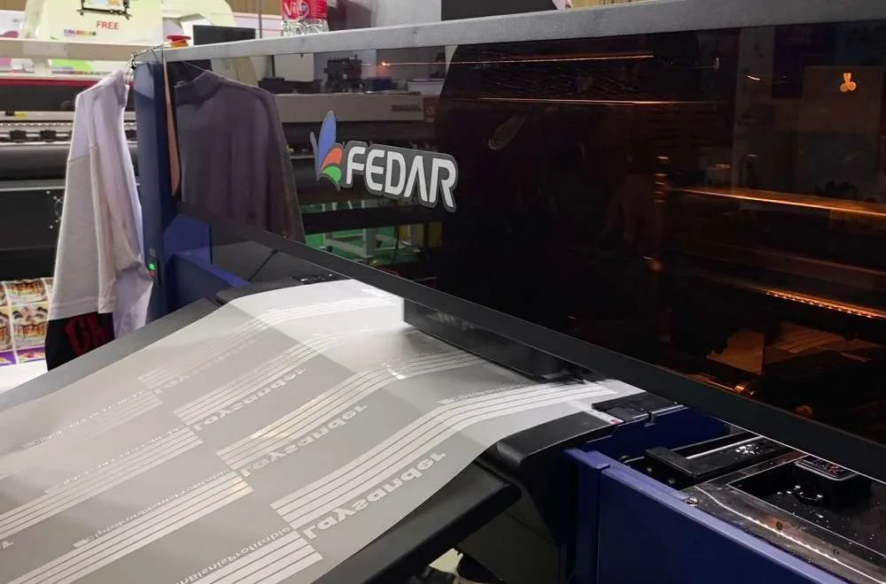 Mesin printer Fedar mencetak bahan secara langsung sebagai demo produk di kenduri sablon jogja 2026.