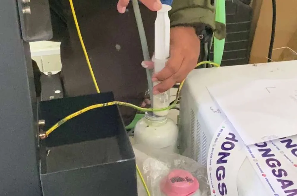 flushing manual printhead dtf dengan syringe.jpeg