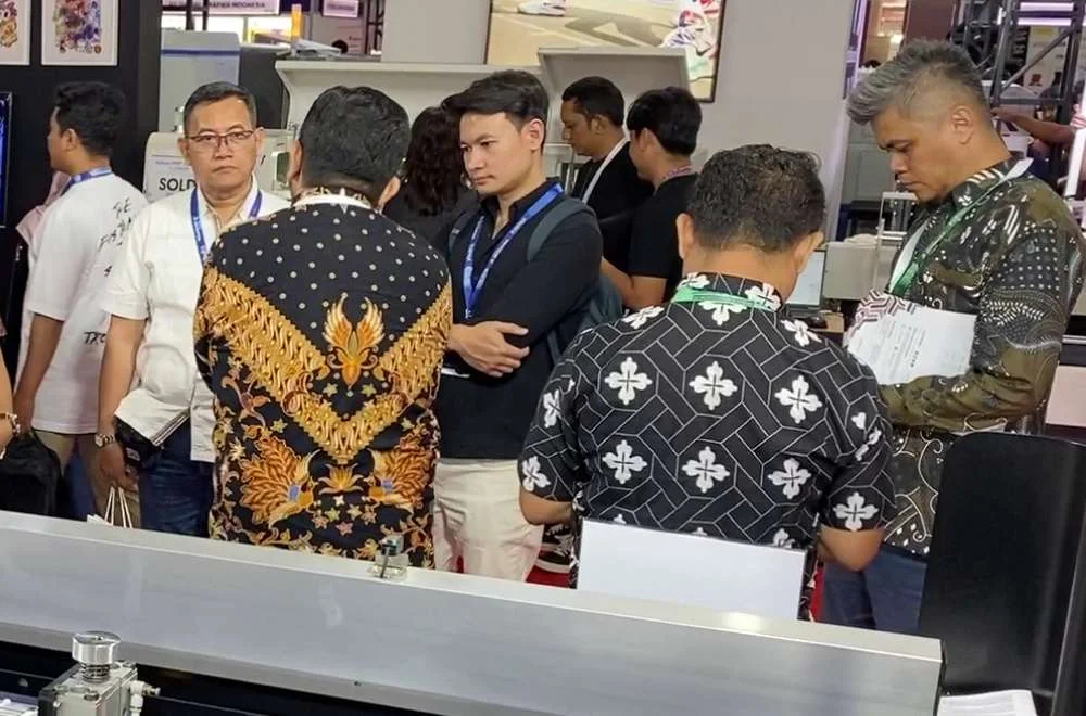 Pengunjung melihat mesin tekstil modern di pameran Indo Intertex 2026 di JIExpo