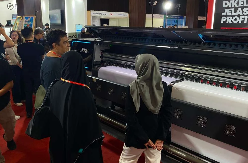 Pengunjung mengamati mesin printing digital Laysander di AllPrint Indonesia 2026 sebagai solusi mengikuti perubahan tren pasar