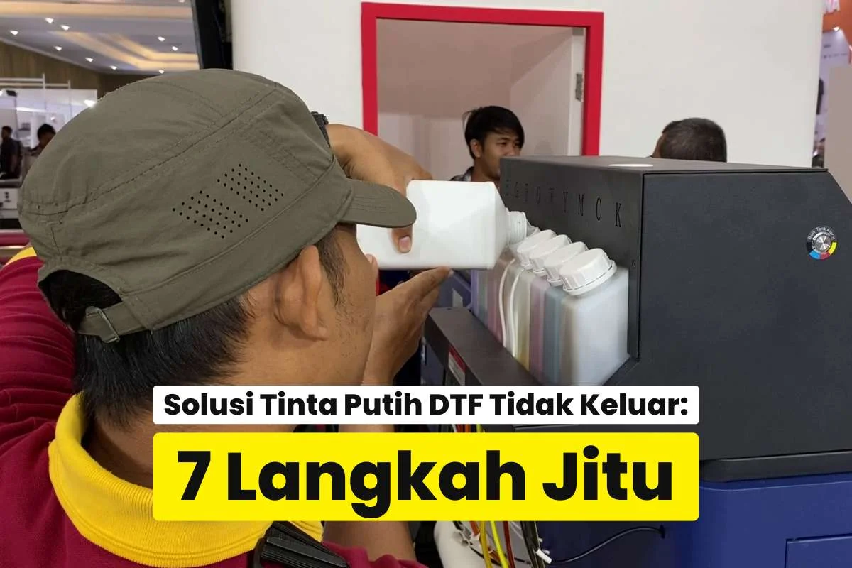 Teknisi mengisi tinta putih ke printer DTF sebagai ilustrasi solusi tinta putih dtf tidak keluar agar aliran tinta kembali normal.