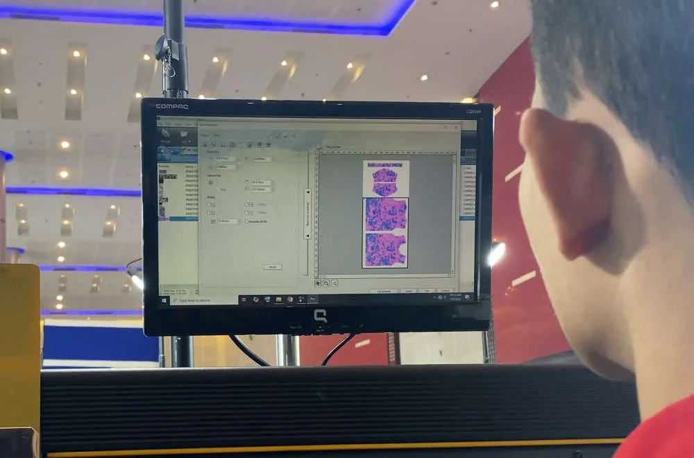 Operator mengatur pengaturan cetak pada software RIP di komputer untuk menentukan mode cetak unidirectional atau bidirectional pada printer sublim jersey.