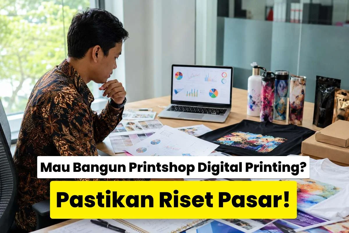 Seorang calon pengusaha menganalisis data pasar dan contoh produk custom printing di meja kerja sebagai bagian dari riset pasar sebelum buka printshop.