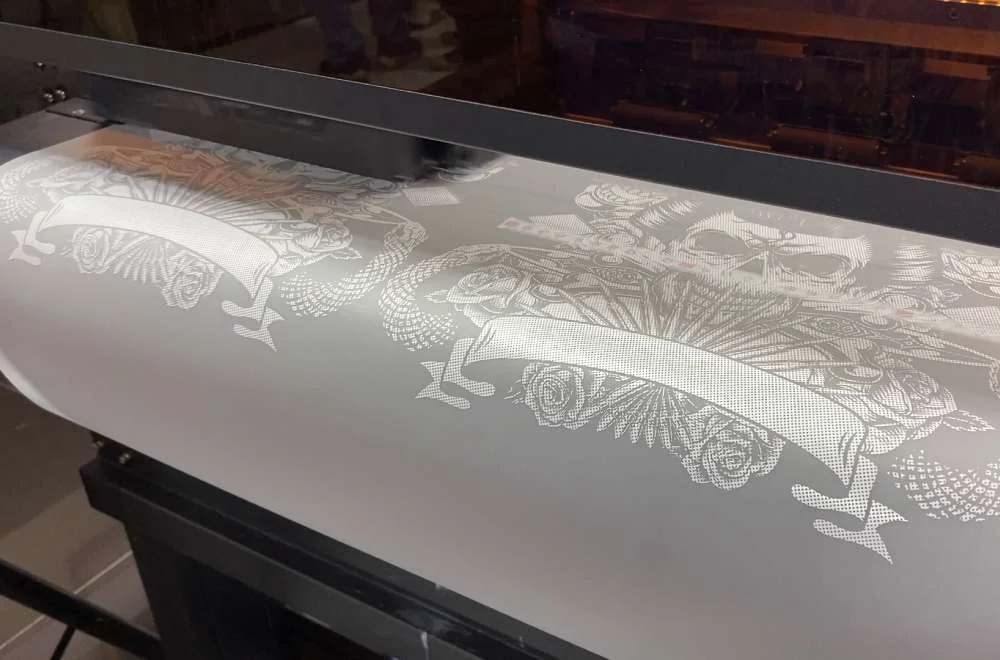 Proses pencetakan desain grafis berkualitas tinggi menggunakan mesin digital printing di Laysander Surabaya Printing Expo 2026.