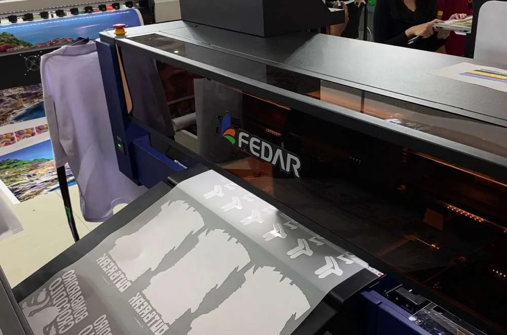 Mesin printer digital Fedar yang dipamerkan di pameran Surabaya Printing Expo 2026 untuk mendukung produksi percetakan dengan hasil cepat dan berkualitas.