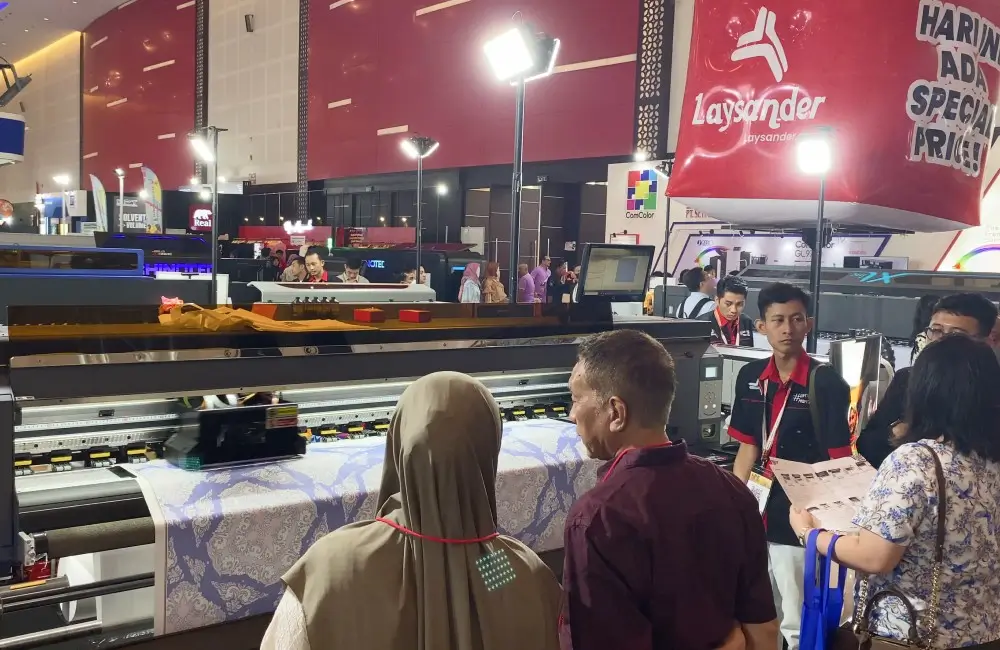 Pengunjung melihat demo printer digital di booth pameran sebagai solusi meningkatkan kapasitas produksi saat promo THR printer digital
