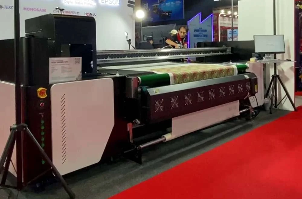 Mesin produksi tekstil Laysander ditampilkan di booth pameran Indo Intertex 2026 untuk demo cetak kain.