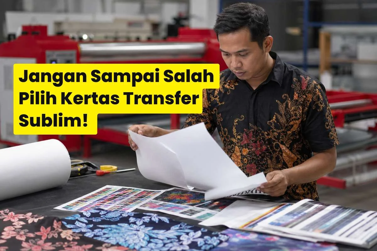 Pria memeriksa kertas transfer sublim dan hasil cetak warna di workshop tekstil untuk memastikan kualitas cetak sublimasi