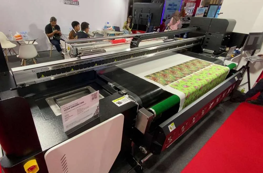 Pengunjung berdiskusi dengan tim di booth Indo Intertex 2026 untuk mengetahui penawaran spesial mesin tekstil