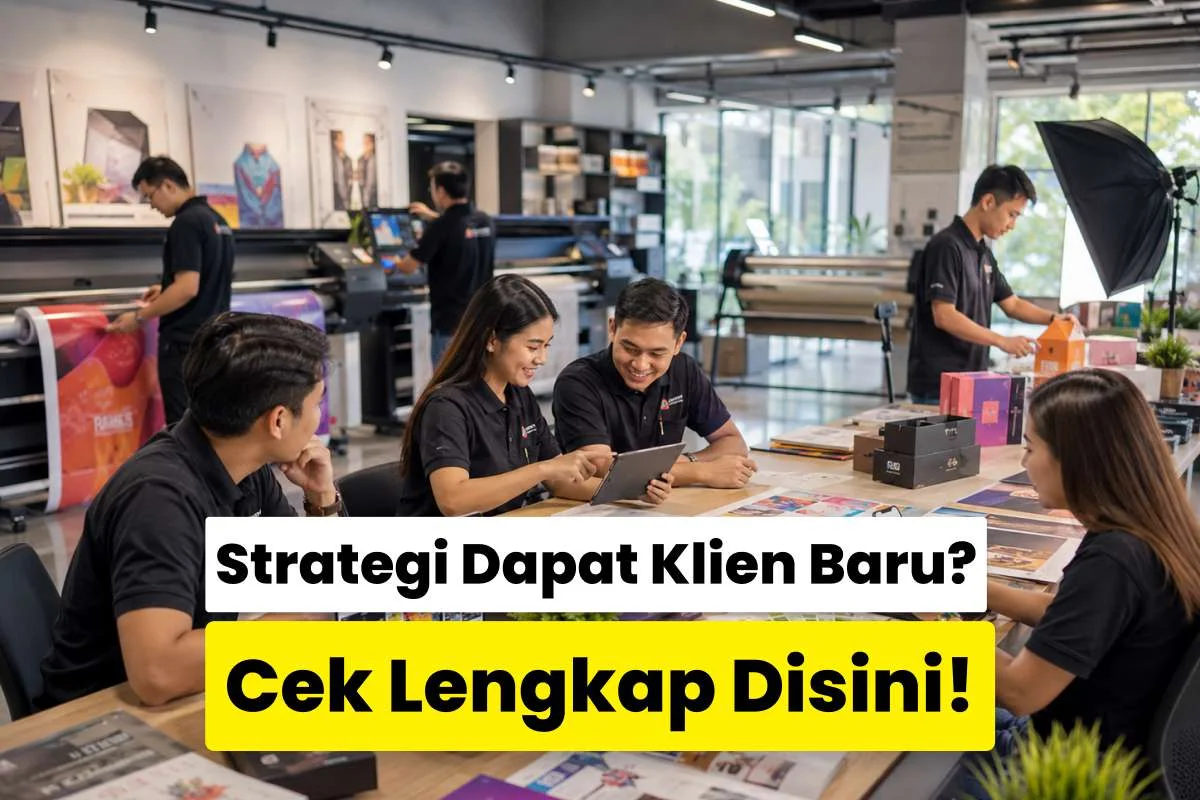 Tim printshop berdiskusi di area produksi digital printing sambil meninjau strategi pemasaran online untuk mendapatkan klien baru.