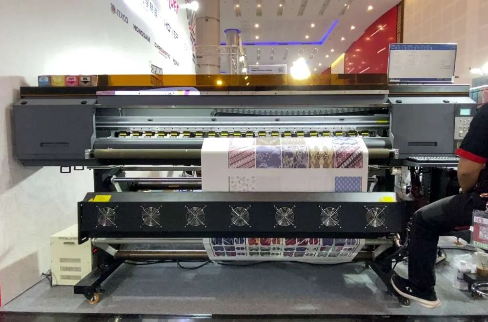 Mesin printer digital Fedar mencetak berbagai motif pada media gulungan di pameran Surabaya Printing Expo 2026 untuk mendukung produksi percetakan yang cepat dan berkualitas.