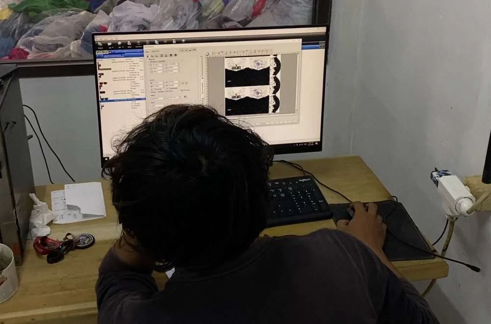 Operator mengatur opsi cetak dan paper type pada software RIP sebelum mencetak desain jersey menggunakan printer sublim.