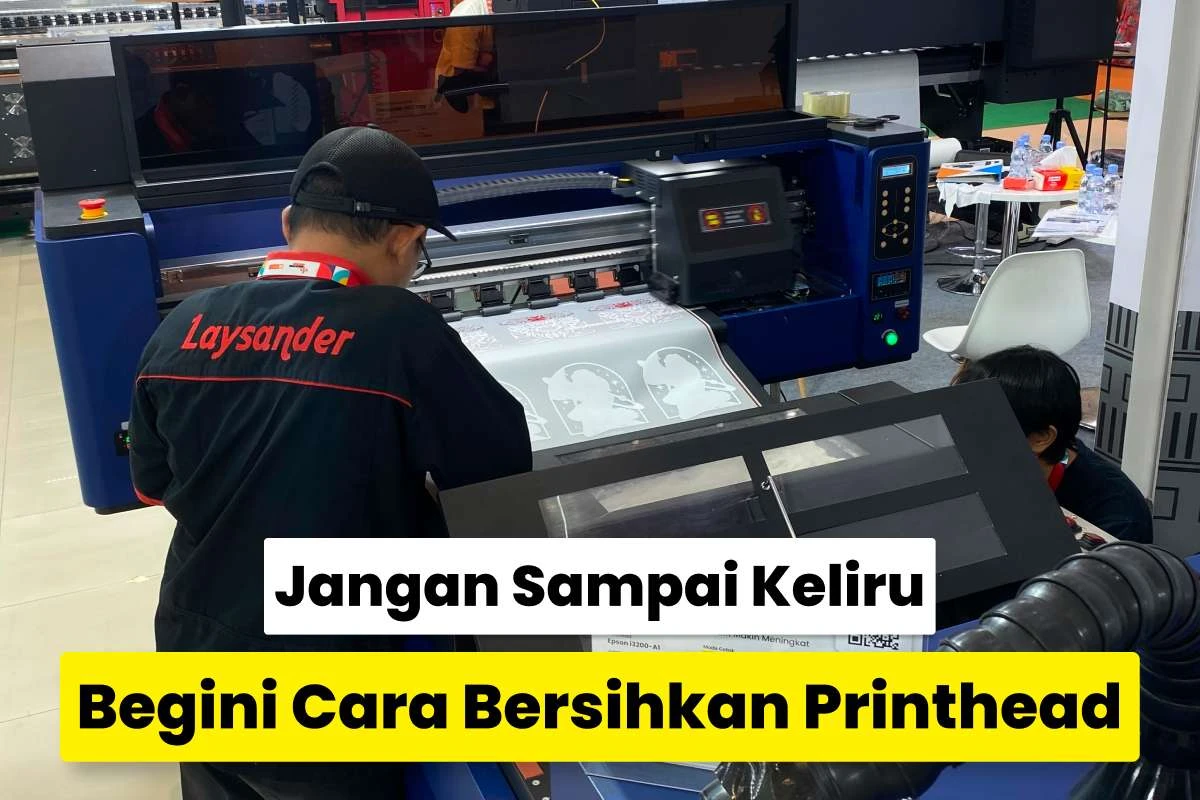 Teknisi melakukan perawatan printer DTF sebagai bagian dari cara cleaning printhead printer yang benar dan aman.
