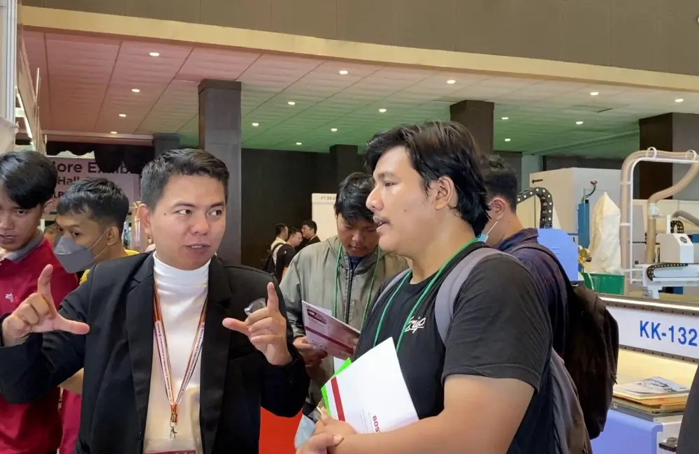 Diskusi antara pebisnis dan tim sales mengenai investasi mesin sebagai manfaat promo THR printer digital untuk meningkatkan profit.