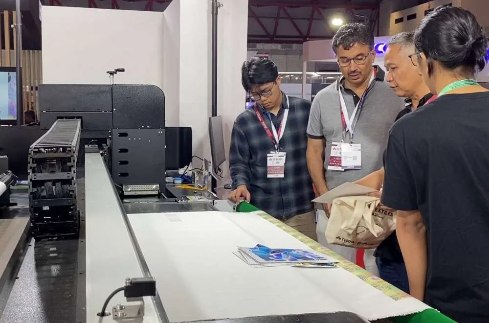 Pengunjung berdiskusi dengan tim booth mesin tekstil di pameran Indo Intertex 2026 untuk mencari solusi produksi yang tepat.