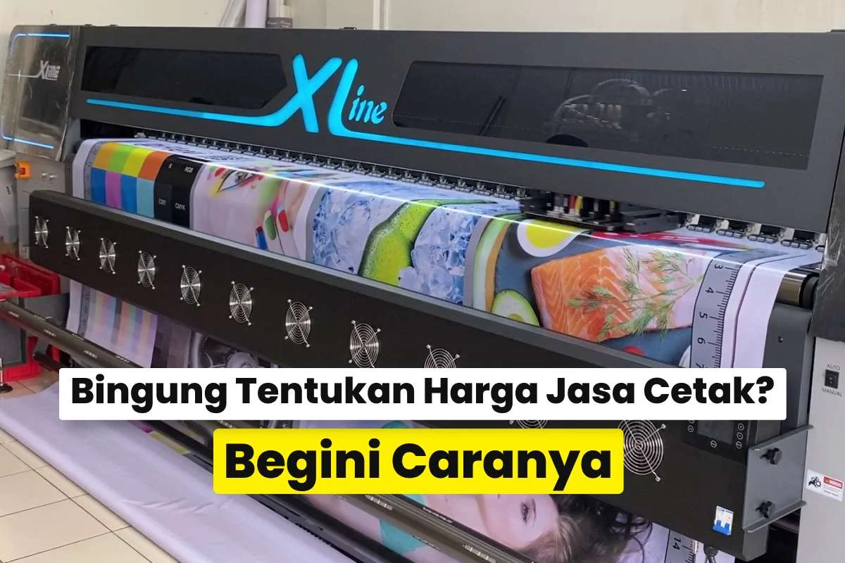 Mesin digital printing large format sedang mencetak banner warna penuh sebagai ilustrasi proses menentukan harga jasa cetak digital printing.
