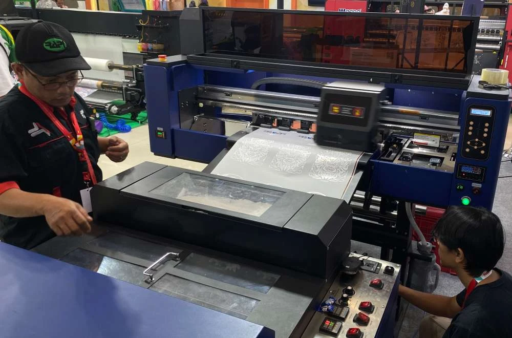 Demo mesin digital printing untuk meningkatkan produktivitas bisnis printing di IAPE Bandung 2026.