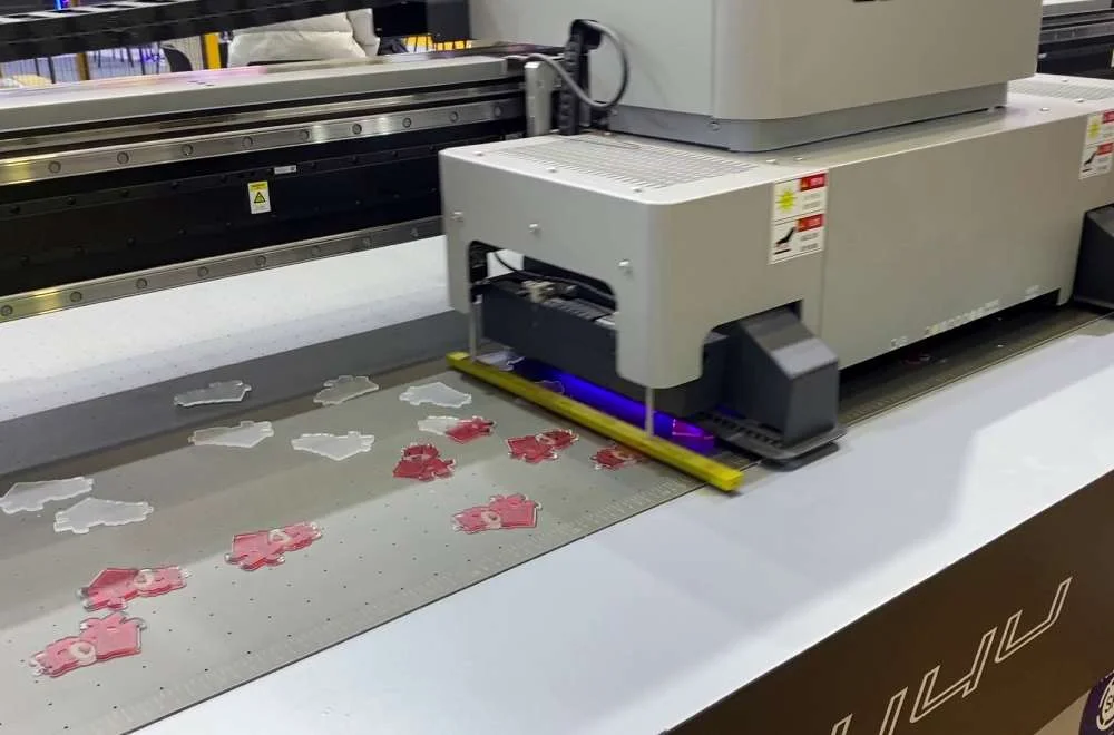 mesin uv printing produksi custom skala bisnis.jpeg