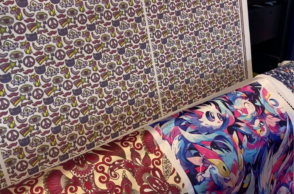 Beragam hasil cetak tekstil digital dengan motif batik, ilustrasi karakter, dan pola warna-warni untuk memenuhi kebutuhan pasar.