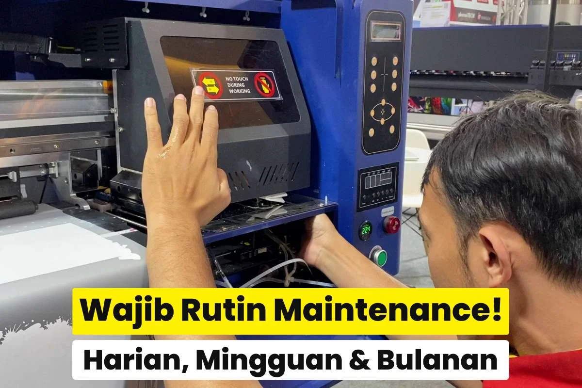 Teknisi melakukan perawatan mesin printer DTF sebagai bagian dari maintenance printhead printer dtf rutin untuk menjaga kualitas cetak dan mencegah nozzle tersumbat.